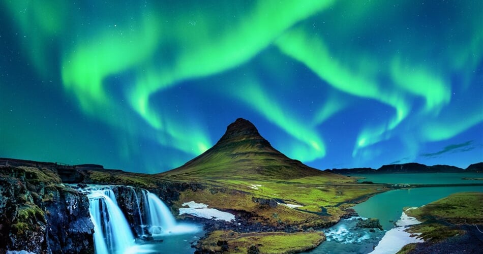 Island - polární záře nad horou Kirkjufell