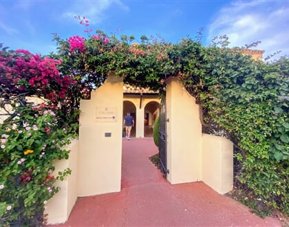 Vstup do hotelu, Cardedu, Sardinie