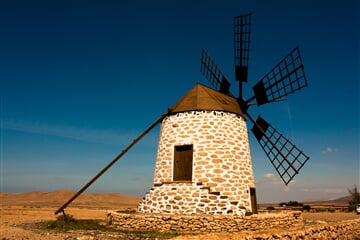 Španělsko-Fuerteventura-windmill, fuerteventura, tefia