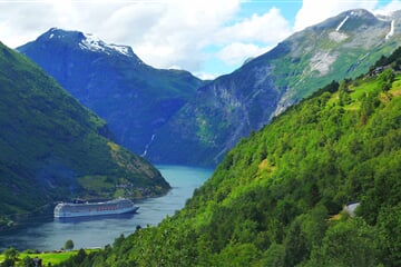 fjord Norsko loď plavba údolí