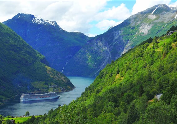 fjord Norsko loď plavba údolí