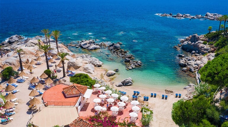 Hotelová pláž s barem, Arbatax, Sardinie