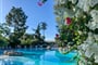 Bazén lemovaný vzrostlou vegetací, Arbatax, Sardinie