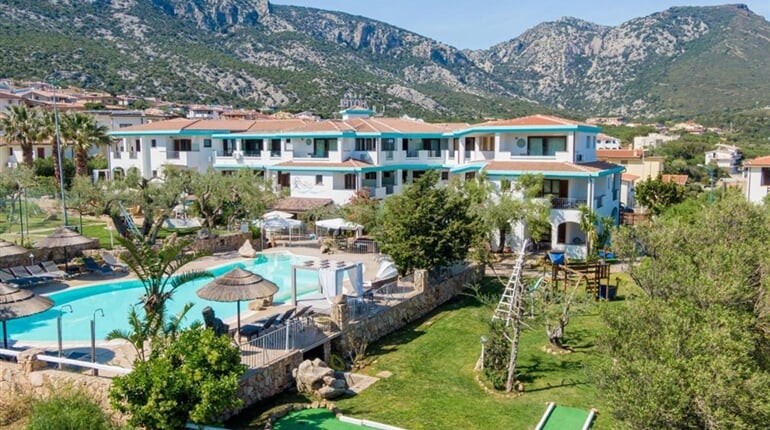 Pohled na hotel, Cala Gonone, Sardinie