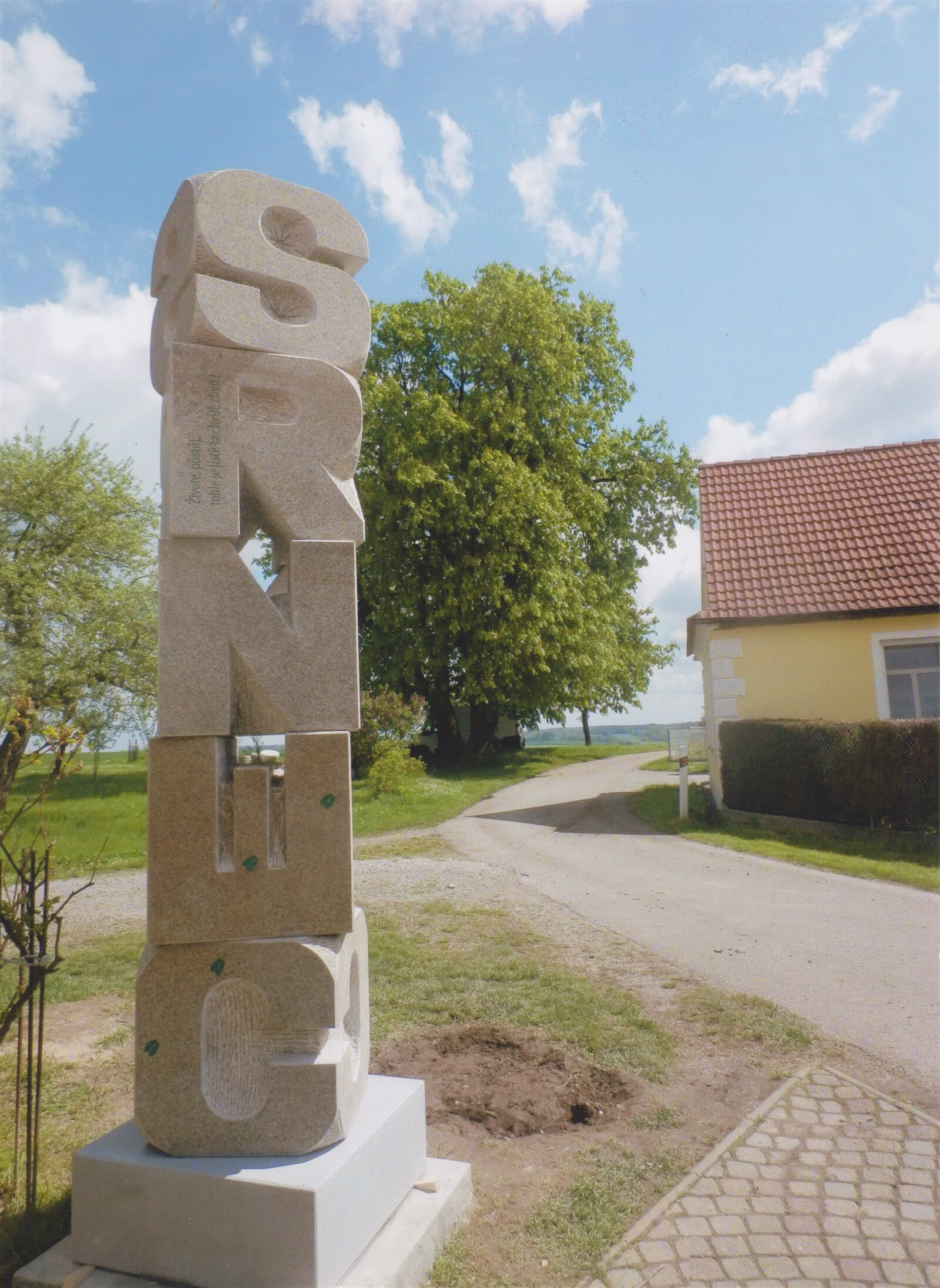 Radomír Dvořák: Litery (Nápis SRNEC), 333 cm