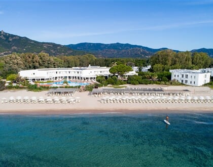 Letecký pohled na hotel a pláž, Pula, Sardinie