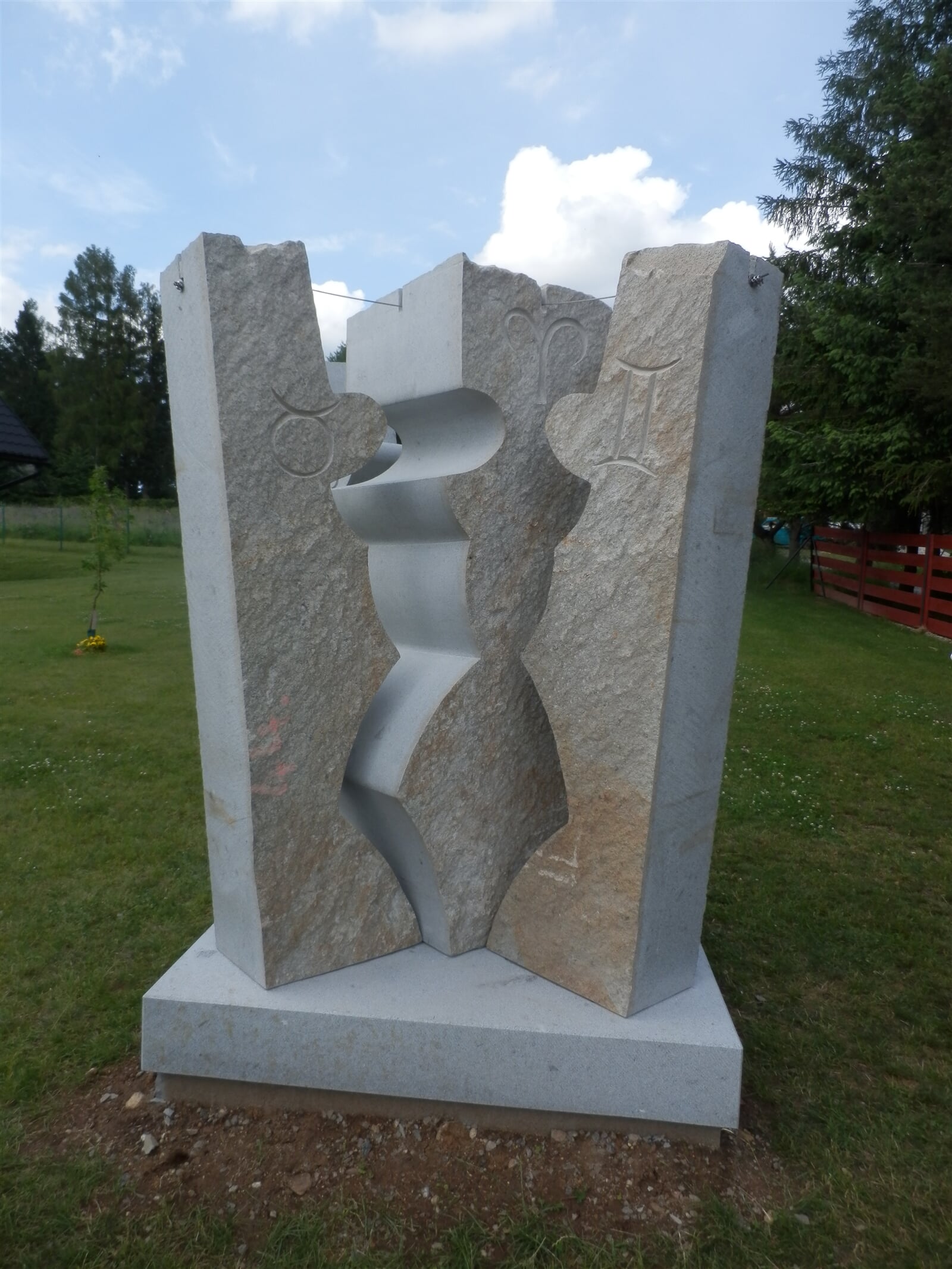 Radomír Dvořák: Květ (pozitiv/negativ ženské siluety), 201 cm