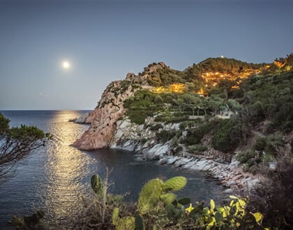 Večerní pohled na hotel a moře, Arbatax, Sardinie