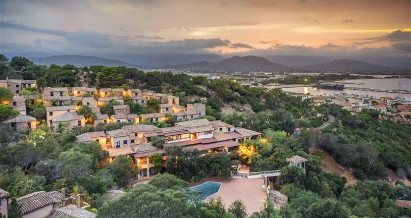 Pohled na hotel a přístav, Arbatax, Sardinie