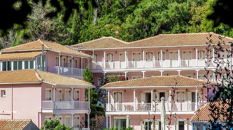 Hotel Ionis: fotografie vybavení exteriérů a interiérů ubytování.