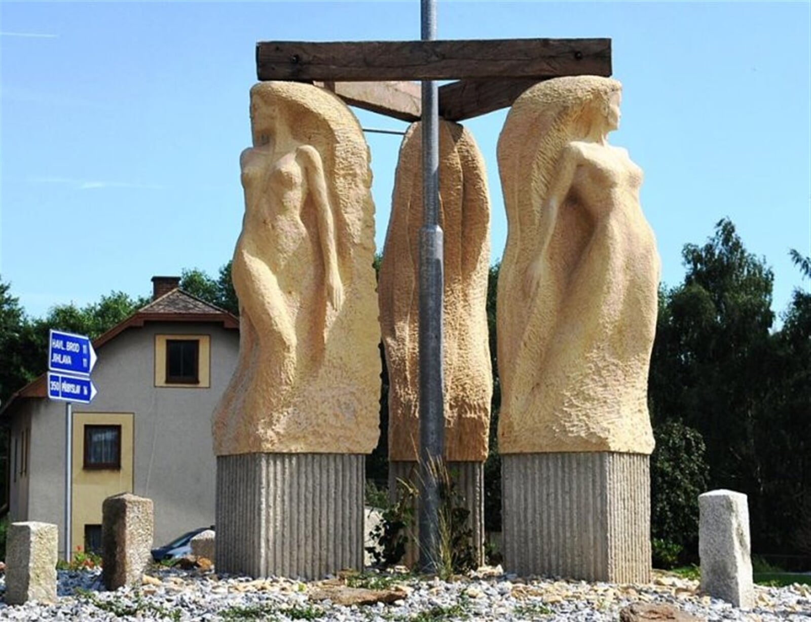Radomír Dvořák: Sousoší Trivium, výška figur 230 cm, výška soklů 80 cm, průměr vnitřního kruhu 13 m