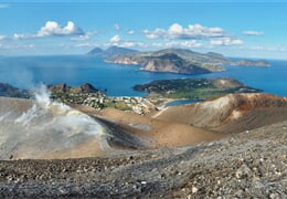 Itálie, Sicílie - Liparské ostrovy - Ostrov Vulcano - letecky