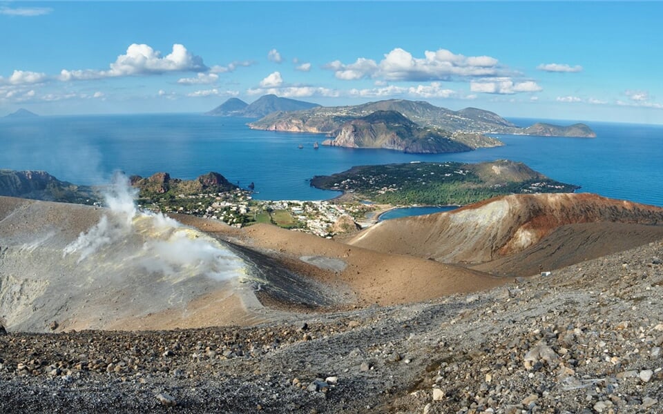 Po výstupu na kráter Vulcano, se nám otevře výhled na celé souostroví.