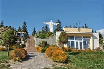 Oravský hrad a Socha Ježíše Krista v obci Klin