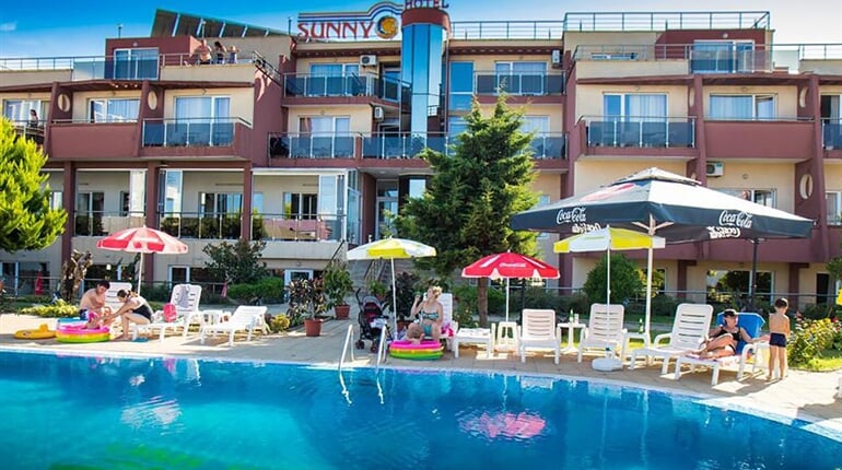 Hotel Sunny: fotografie vybavení exteriérů a interiérů ubytování.
