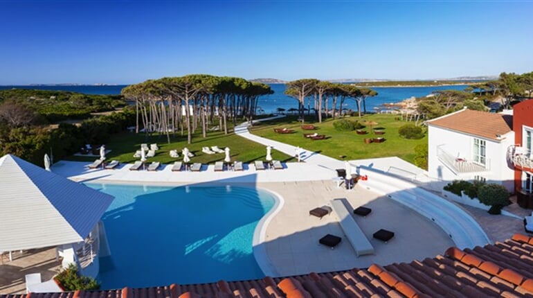 Pohled z hotelu na bazén a moře, Santa Teresa Gallura, Sardinie
