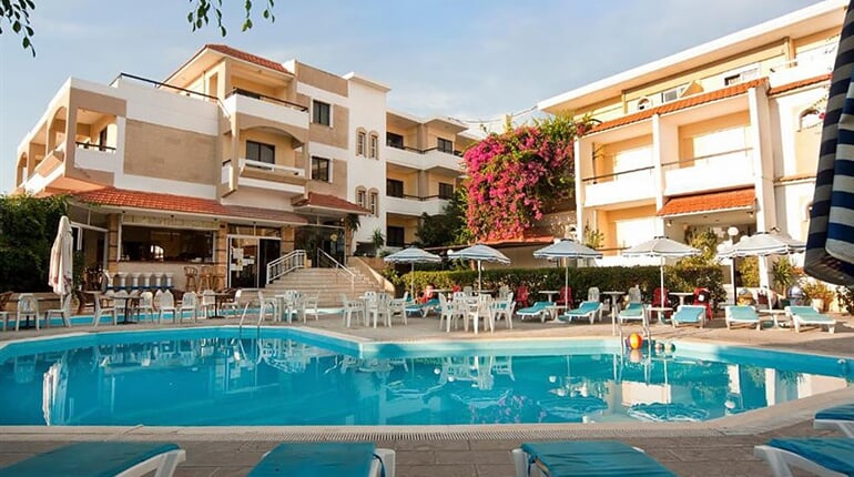 Aparthotel Kassandra Family: fotografie vybavení exteriérů a interiérů ubytování.