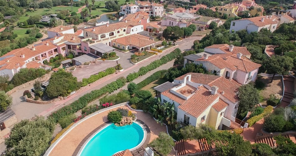 Pohled na residenci a její okolí z dronu, Liscia di Vacca, Sardinie