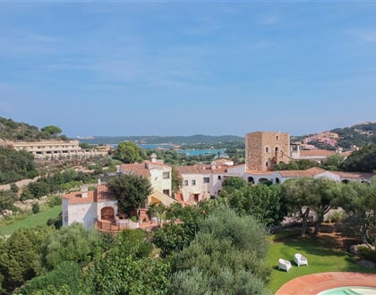 Pohled na residenci z dronu, Liscia di Vacca, Sardinie