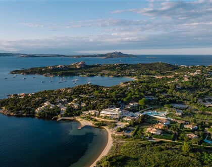 Letecký pohled, Baja Sardinia, Sardinie
