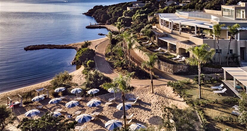 Letecký pohled na pláž, Baja Sardinia, Sardinie