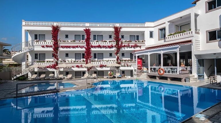 Aparthotel Ariadne: fotografie vybavení exteriérů a interiérů ubytování.