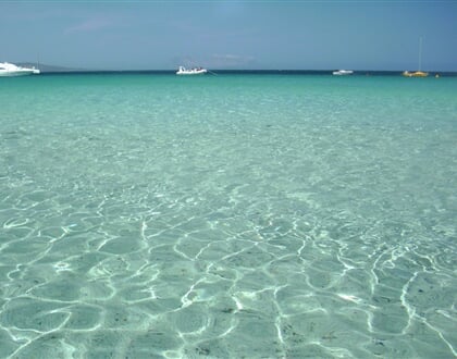 Pláž Porto Ainu, Budoni, Sardinie