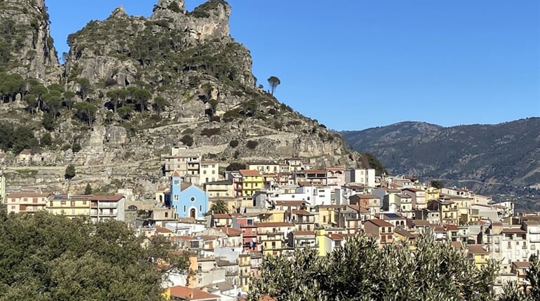 Pohled na město, Ulassai, Sardinie