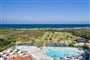 Pohled z dronu na resort, Agrustos, Sardinie