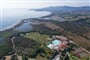 Pohled z dronu na resort, Agrustos, Sardinie