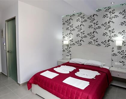 Hotel Akti: fotografie vybavení exteriérů a interiérů ubytování.