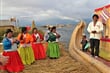 Plavba po jezeře TITICACA na plovoucí rákosové ostrovy LOS UROS a setkání s jejich pestře oblečenými obyvateli