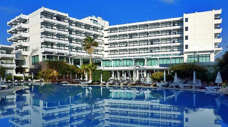 Hotel Grecian Bay: fotografie vybavení exteriérů a interiérů ubytování.