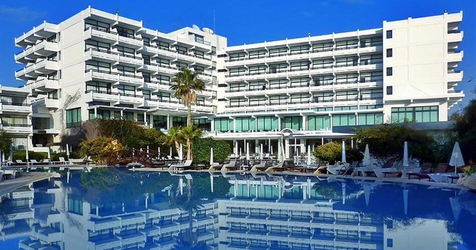 Hotel Grecian Bay: fotografie vybavení exteriérů a interiérů ubytování.