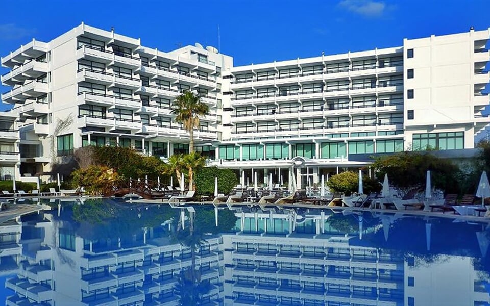 Hotel Grecian Bay: fotografie vybavení exteriérů a interiérů ubytování.