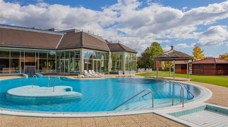 018 5 outside pool 
