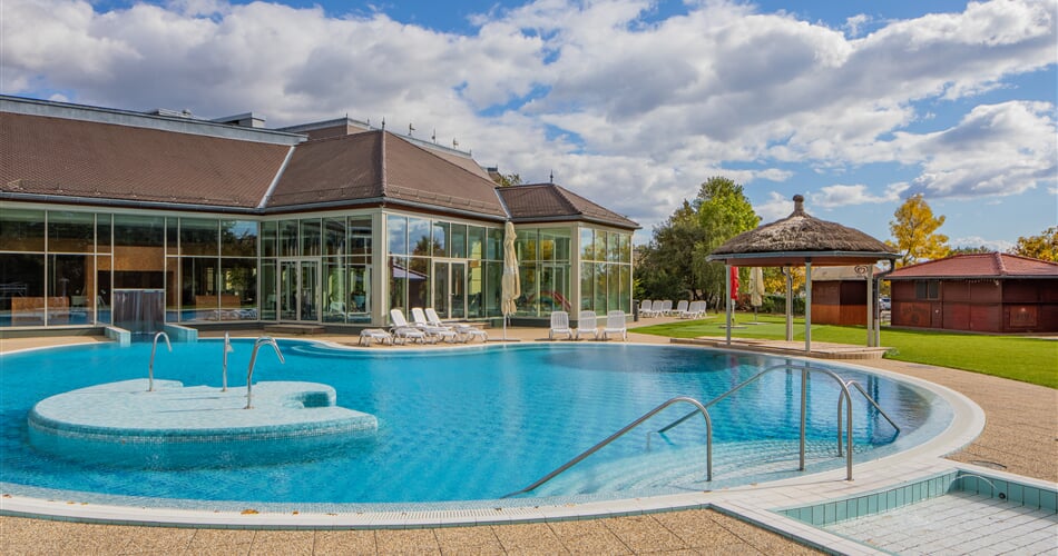 018 5 outside pool 