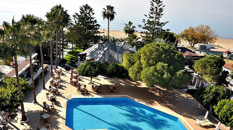 Hotel Nerton: fotografie vybavení exteriérů a interiérů ubytování.