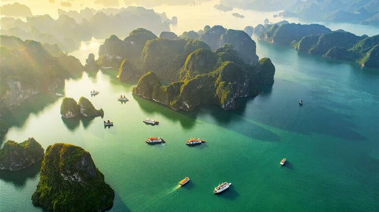 Poznávací zájezd Vietnam a Kambodža - zátoka Ha Long Bay