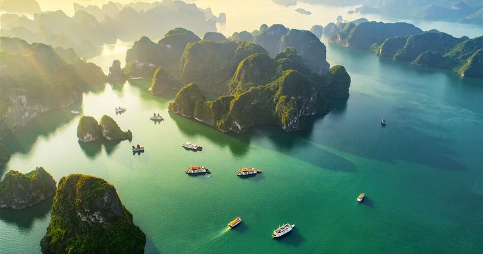 Vietnam - zátoka Ha Long Bay