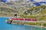 Vlak v sedle Bernina u jezera Lago Bianco - cyklistické zájezdy do Švýcarska