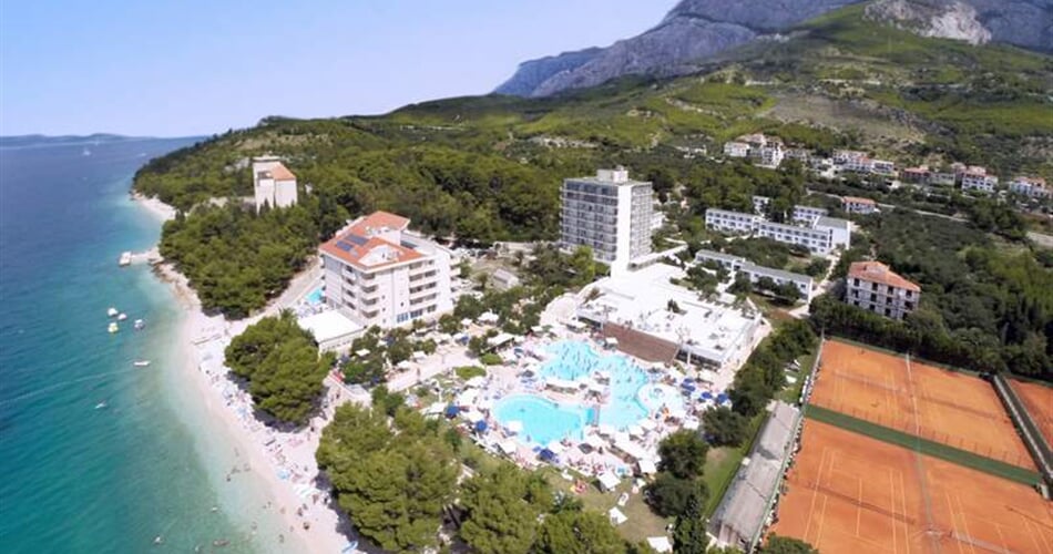 hotel Neptun a depandance Maslinik (vpravo od hotelu)