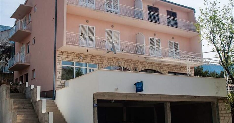 Vila Nikola, studia jsou v levé čáasti domu včetně bočních studií