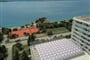 pohled z terasy hotelu Omorika - kurty a hřiště