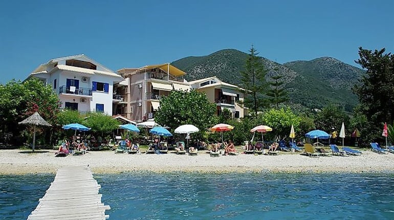 Studia Akrogiali: fotografie vybavení exteriérů a interiérů ubytování.