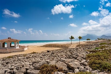 Relax na plážích Ománu + ZTRACENÉ POUŠTNÍ MĚSTO + OÁZA WÁDÍ DARBAT (letecky z Pr