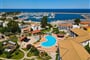 Letecký pohled na hotel a přístav, Siniscola, Sardinie