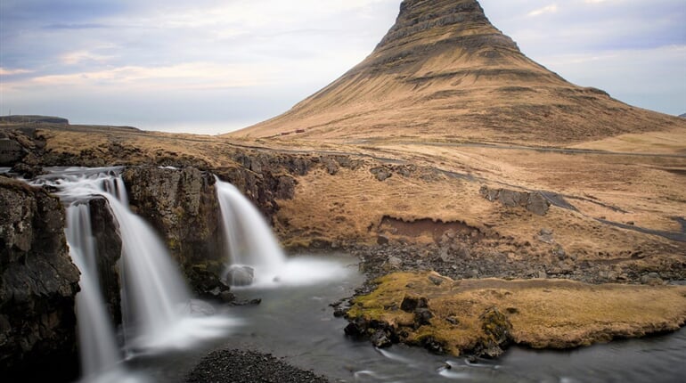 Island - hora Kirkjufell s vodopádem