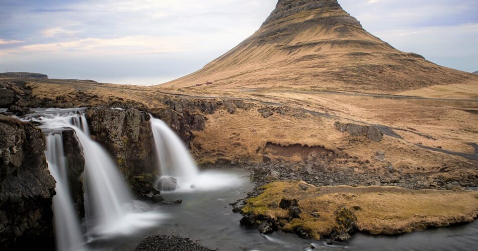 Island - hora Kirkjufell s vodopádem