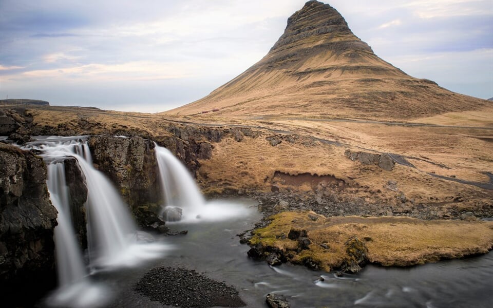 Island - hora Kirkjufell s vodopádem